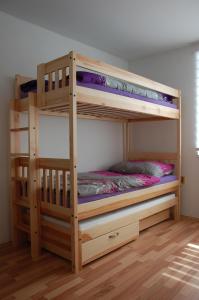 2 łóżka piętrowe w pokoju z drewnianą podłogą w obiekcie Ubytování U Matýska w mieście Mutěnice