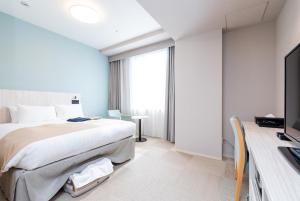 Un pat sau paturi într-o cameră la Hiyori Hotel Osaka Namba Station
