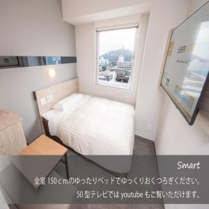 Tempat tidur dalam kamar di Super Hotel Marugame Ekimae