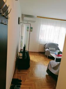 sala de estar con espejo y cama en Good Host, en Banja Luka