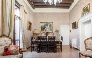- une salle à manger avec une table et des chaises dans l'établissement Casa Valier, à Venise