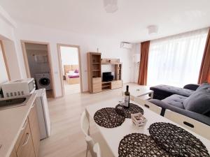 a living room with a couch and a table at MIANELLY Apartments Mamaia Nord in Mamaia Nord