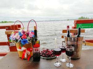 ソルタヴァラにあるCountry House Bungalo Spaのワイン2杯とフルーツバスケット付きのテーブル