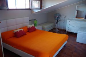 Postel nebo postele na pokoji v ubytování Scerne Holiday Service Attic