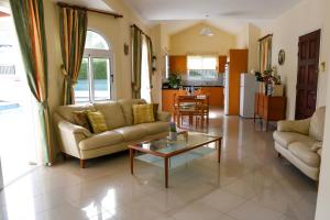 Posezení v ubytování Exellent 3 bedroom Villa in Coral Bay