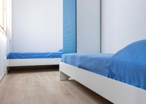 1 dormitorio con 2 camas y suelo de madera en Maria grazia en Casa Alzi