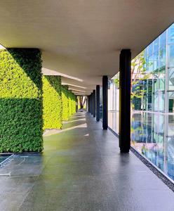 einen Flur eines Gebäudes mit einer grünen Wand in der Unterkunft Intercontinental Shenzhen Dameisha Resort, an IHG Hotel in Shenzhen