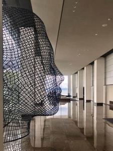 uma grande escultura de uma cabeça num edifício em Intercontinental Shenzhen Dameisha Resort, an IHG Hotel em Shenzhen