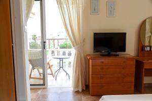 TV a/nebo společenská místnost v ubytování Exellent 3 bedroom Villa in Coral Bay