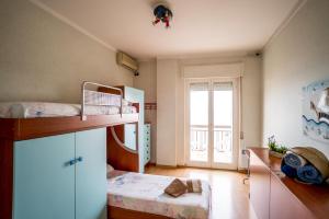 Un dormitorio con dos literas y una ventana. en Apulian Escapes - Affaccio sul Mare, en Monopoli 12 fotos más