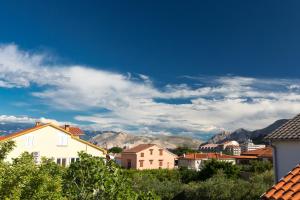 una città con case e montagne sullo sfondo di Apartment Valkovic a Baška