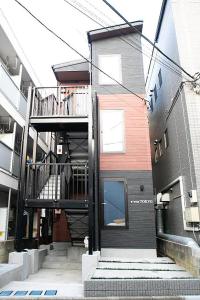 Un edificio con una escalera en frente. en s-rea TOKYO 201, en Tokio