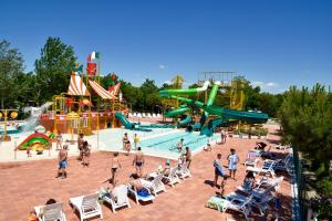 a group of people at a water park at Casa Mobile - Spiaggia e Mare Holiday Park in Porto Garibaldi