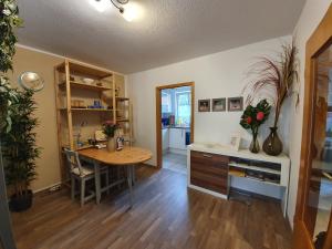 a kitchen with a desk and a table in a room at Ferienwohnung Ecksteinmühle in Prächting