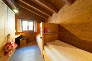 Двуетажно легло или двуетажни легла в стая в Chalet Brisi