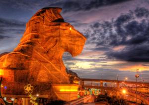 Una statua di leone in una città di notte di Sunway Pyramid Hotel a Kuala Lumpur