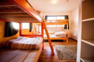 DEER Hostel OSAKA NAMBA emeletes ágyai egy szobában