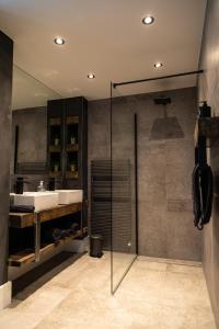 uma casa de banho com um chuveiro e um lavatório. em B&B de Nieuwe Haven em Bunschoten