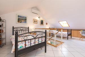 sypialnia z 2 łóżkami piętrowymi i schodami w obiekcie Glorija w Bašce