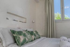Postel nebo postele na pokoji v ubytování Adonis Hotel Studios & Apartments