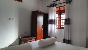 Una cama o camas en una habitación de Bandulas Beach House