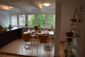Un comedor y una cocina con mesa y sillas. en INES apartament two Levels 105m2 in the Old Town wi-fi,, en Olsztyn