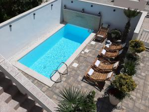Bazén v ubytovaní Bella Apartments alebo v jeho blízkosti