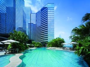 una piscina in una città con edifici alti di Grand Hyatt Hong Kong a Hong Kong