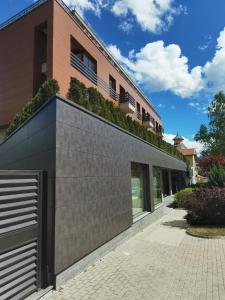 um edifício com uma parede de retenção com plantas sobre ele em Aqua Viva Spa Hotel em Velingrad