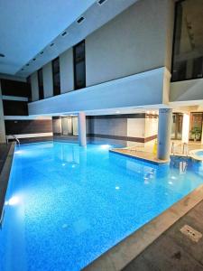 ein großer Pool in einem großen Gebäude in der Unterkunft Aqua Viva Spa Hotel in Welingrad