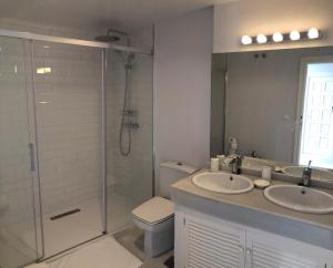 Koupelna v ubytování La Herradura 3 bedroom apartment + 33 fotografií