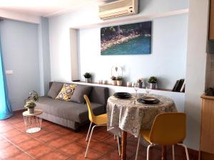 uma sala de estar com um sofá e uma mesa em Santo Domingo 10 em Benalmádena