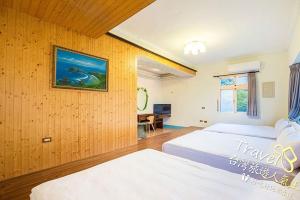綠島鄉的住宿－綠島藍海奇緣民宿，一间卧室配有两张床和一张书桌