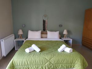 1 dormitorio con 1 cama grande y 2 almohadas en Villa Muses, en Poros