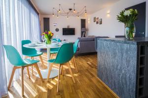 una cucina e un soggiorno con tavolo e sedie di Broadstairs Apartments a Broadstairs