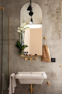 A bathroom at Magnolia Boutique Rooms Még 35 kép