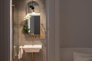 A bathroom at Magnolia Boutique Rooms