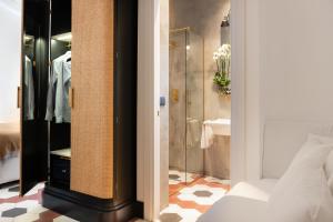 A bathroom at Magnolia Boutique Rooms