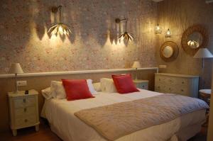 1 dormitorio con 1 cama blanca grande con almohadas rojas en Hotel Diego, en Santa Bárbara