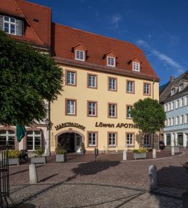 a large yellow building with a red roof at Gästehaus am Markt - Leisnig in Leisnig