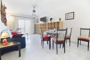 - un salon avec une table, des chaises et un canapé dans l'établissement Prestige for Home - Apt Dunamar - Praia Alagoa Altura, à Altura