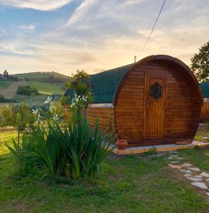 a small wooden cabin with a door in a yard at Tenuta Morganti in Torano Nuovo