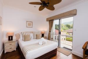 Llit o llits en una habitació de Villa Beach Palm Cove
