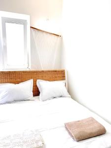 ソポトにあるSopockie Santoriniのベッドルーム1室(白いシーツ付きのベッド1台、窓付)