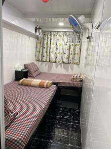 Postel nebo postele na pokoji v ubytování Vienna Hostel Block D 24 HOUR RECEPTION 10th floor Block D CHUNGKING MANSION TSIM SHA TSUI KOWLOON