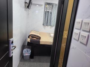 Postel nebo postele na pokoji v ubytování Vienna Hostel Block D 24 HOUR RECEPTION 10th floor Block D CHUNGKING MANSION TSIM SHA TSUI KOWLOON
