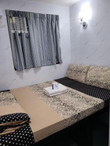 Postel nebo postele na pokoji v ubytování Vienna Hostel Block D 24 HOUR RECEPTION 10th floor Block D CHUNGKING MANSION TSIM SHA TSUI KOWLOON