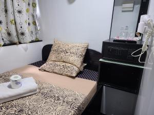 Postel nebo postele na pokoji v ubytování Vienna Hostel Block D 24 HOUR RECEPTION 10th floor Block D CHUNGKING MANSION TSIM SHA TSUI KOWLOON