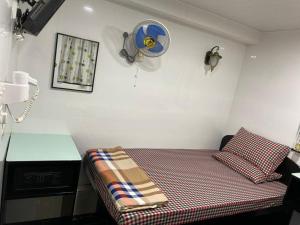 Postel nebo postele na pokoji v ubytování Vienna Hostel Block D 24 HOUR RECEPTION 10th floor Block D CHUNGKING MANSION TSIM SHA TSUI KOWLOON