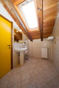 Vonios kambarys apgyvendinimo įstaigoje Chalet Della Guida